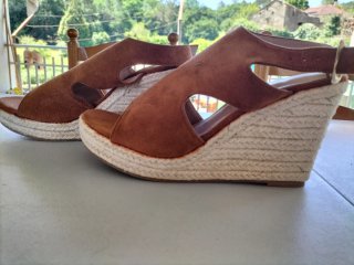 Sandalias de cuña marrones