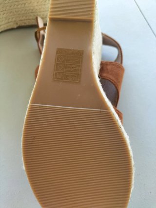 Sandalias de cuña marrones