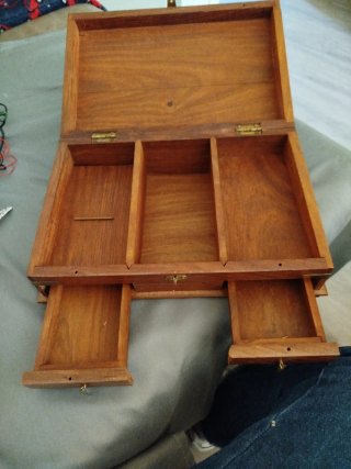 Caja de madera vintage con latón Escucho ofertas