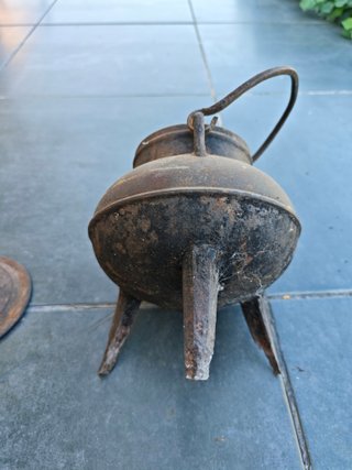 Olla antigua de hierro fundido