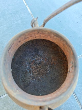 Olla antigua de hierro fundido
