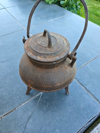 Olla antigua de hierro fundido
