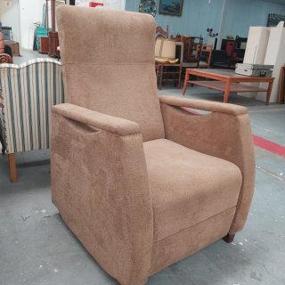 Butaca marrón reclinable