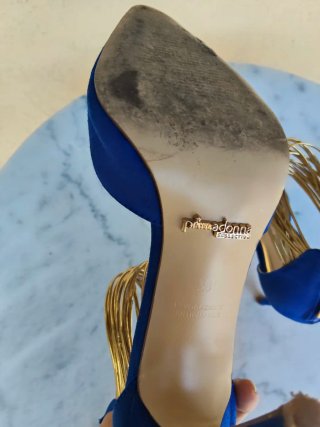 Scarpe con tacco blu elettrico e oro