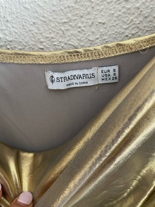 Vestido largo dorado metalizado Stradivarius Talla