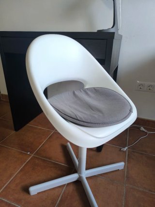 Escritorio IKEA Negro y Silla Blanca