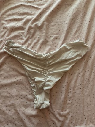 Bikini blanco con detalles dorados