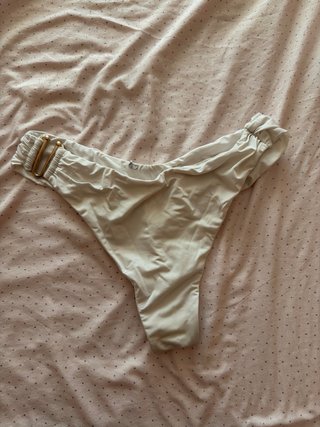 Bikini blanco con detalles dorados