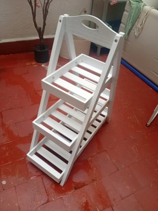 Mueble escalonado de madera blanco