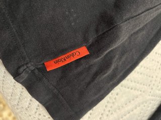 Camiseta Calvin Klein Negra y Roja Talla L