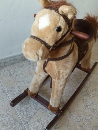 Caballo balancín peluche marrón