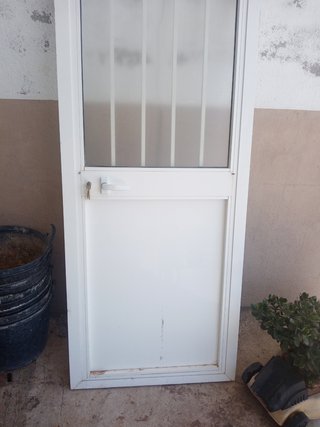 Puerta aluminio blanca con rejas