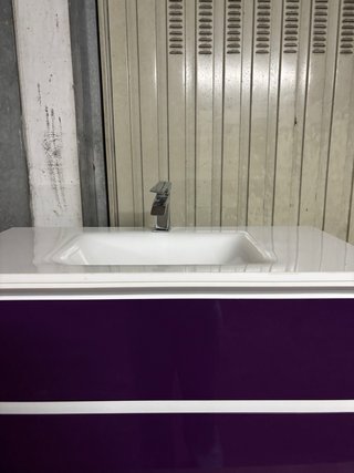 Mueble de baño suspendido morado y blanco