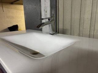 Mueble de baño suspendido morado y blanco
