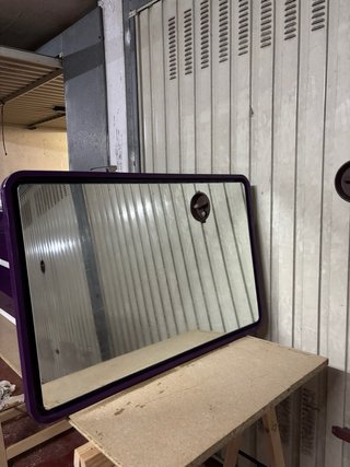 Mueble de baño suspendido morado y blanco