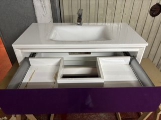 Mueble de baño suspendido morado y blanco