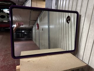 Mueble de baño suspendido morado y blanco