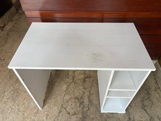 Mesa de escritorio blanca con estantes
