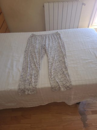 Pantalones de pijama grises y blancos