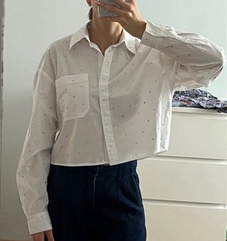 Camisa blanca corta con brillos
