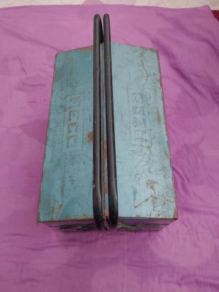 Caja de herramientas metálica vintage