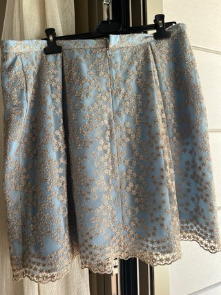 Conjunto de camisa y falda azul con encaje dorado