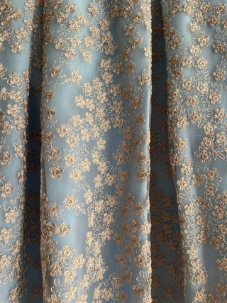 Conjunto de camisa y falda azul con encaje dorado