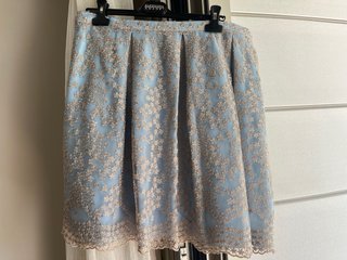 Conjunto de camisa y falda azul con encaje dorado