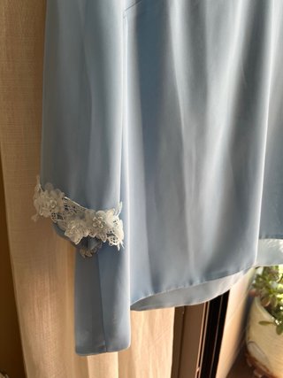 Conjunto de camisa y falda azul con encaje dorado