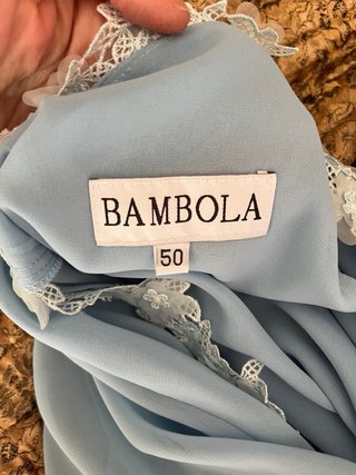 Conjunto de camisa y falda azul con encaje dorado