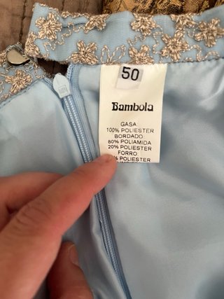 Conjunto de camisa y falda azul con encaje dorado