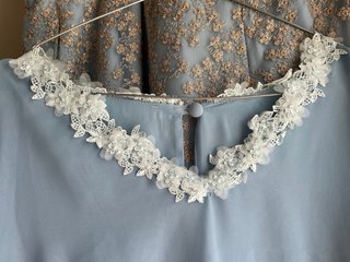 Conjunto de camisa y falda azul con encaje dorado