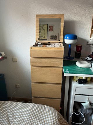 Cómoda alta Ikea con espejo y joyero