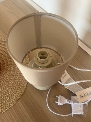 Lámpara de mesa beige sin estrenar