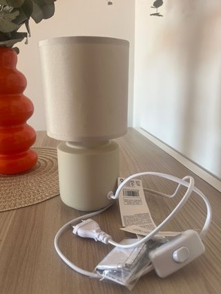 Lámpara de mesa beige sin estrenar