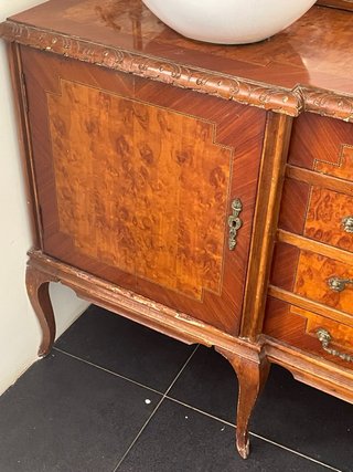 Mueble buffet vintage convertido en lavabo