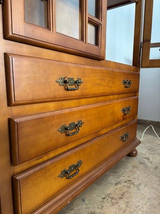 Vitrina de madera de pino con tres cajoneras.
