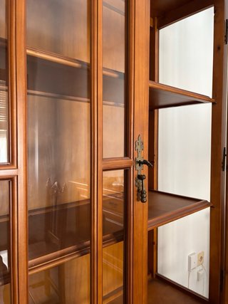 Vitrina de madera de pino con tres cajoneras.