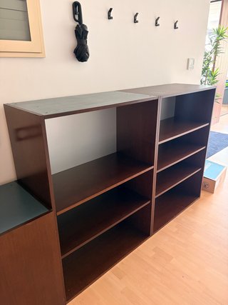 Muebles de madera altos y bajos