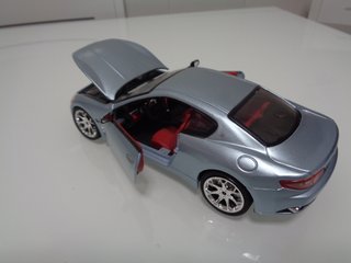 Maserati Gran Turismo 1/24 Miniatura