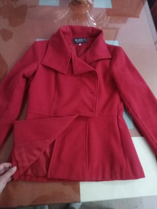 Abrigo de paño rojo
