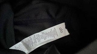 Conjunto Alo Yoga Negro talla M camiseta XS short