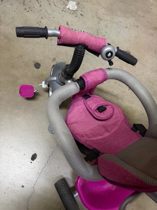 Triciclo infantil rosa con capota