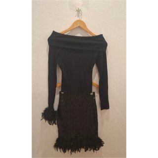 Conjunto negro con plumas y lentejuelas