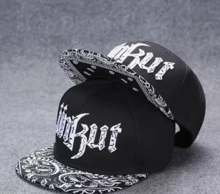 Gorra negra con bandana blanca