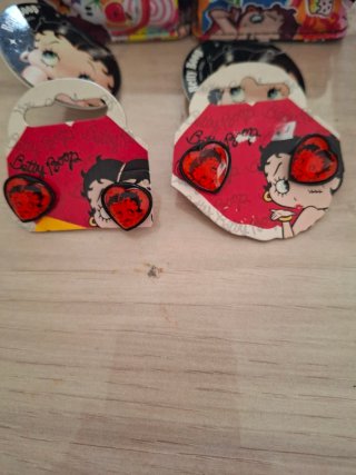 Set di accessori Betty Boop: 2 paia di orecchini e 2 portagioie