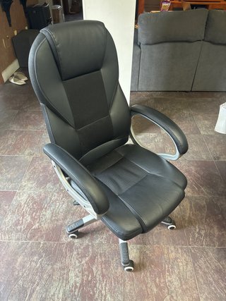 Silla de escritorio negra y plateada