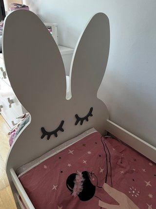 Cama infantil con diseño de conejito