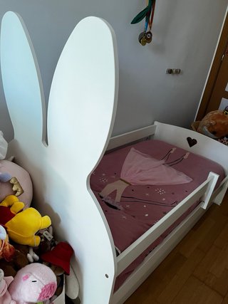 Cama infantil con diseño de conejito