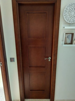 Puerta de madera maciza con cristal